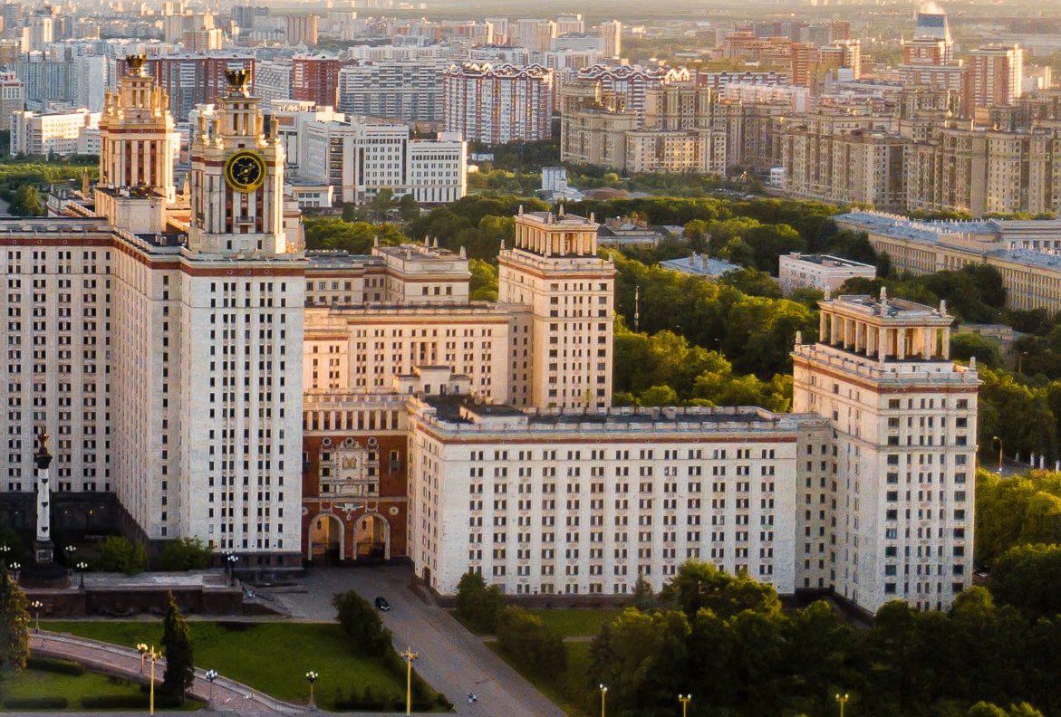 Боковые корпуса главного здания МГУ